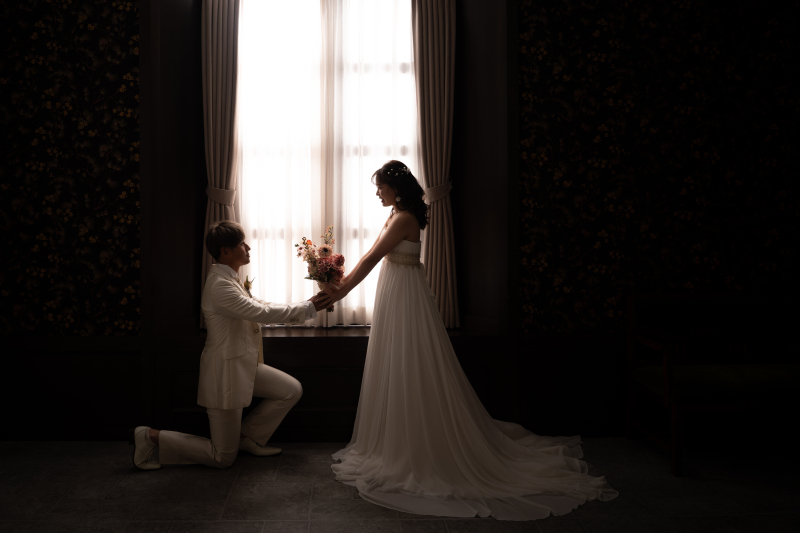 プロポーズシーンを窓辺で