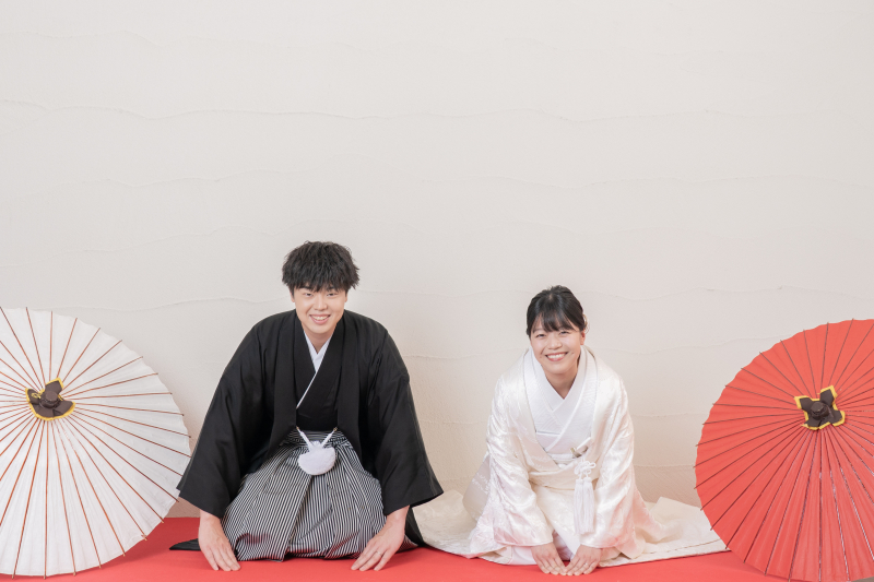 紅と白の傘が彩る晴れやかな挨拶♪
