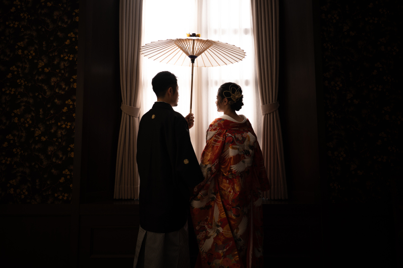 窓辺でシルエット風に