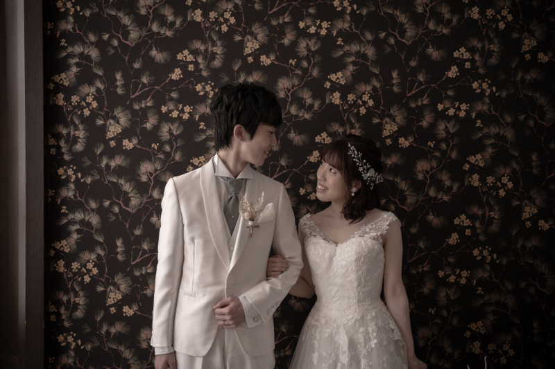  黒地にゴールドの花が特徴的な壁面