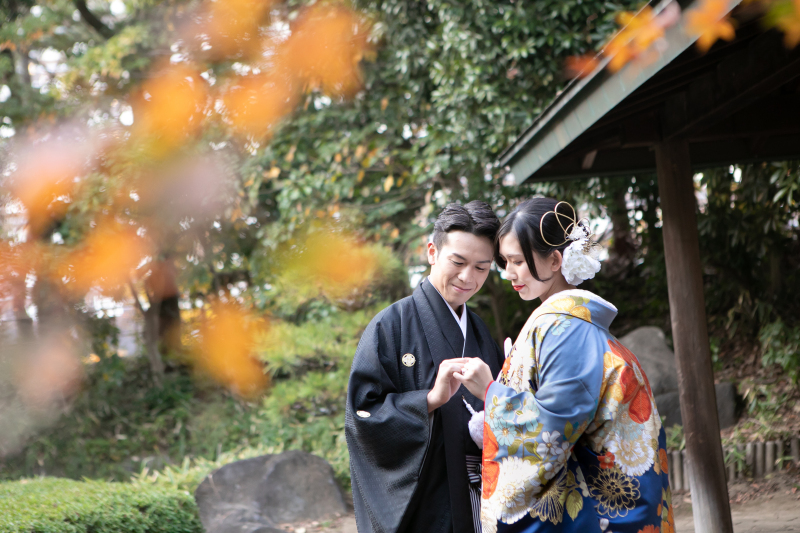 手を取り合って