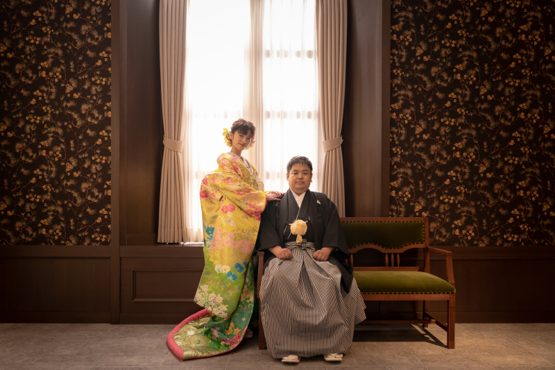 和モダンな背景でのショット