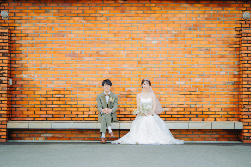 レンガの前でも