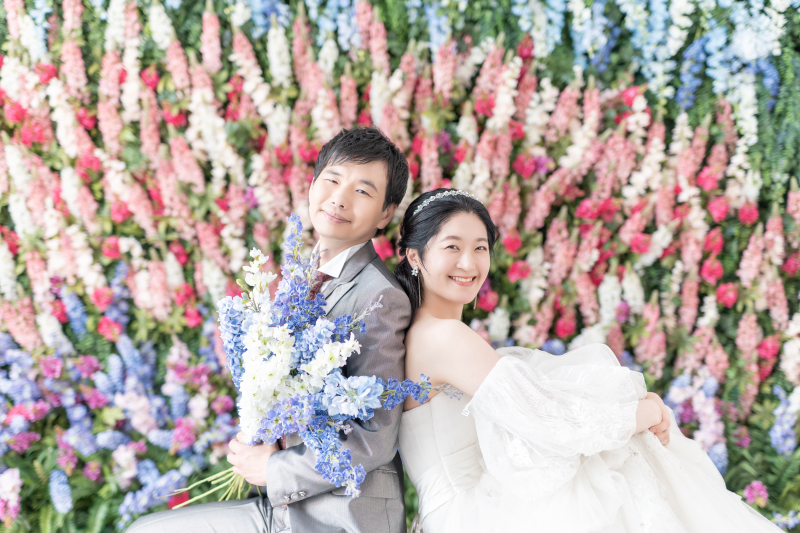 色とりどりのフラワーウォール