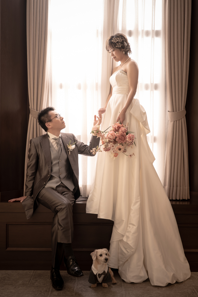 手を取り合って