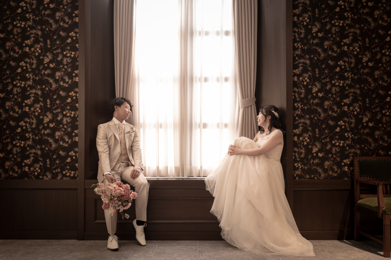 窓辺で向かい合って