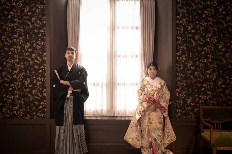 レトロモダンな背景でクールな印象に