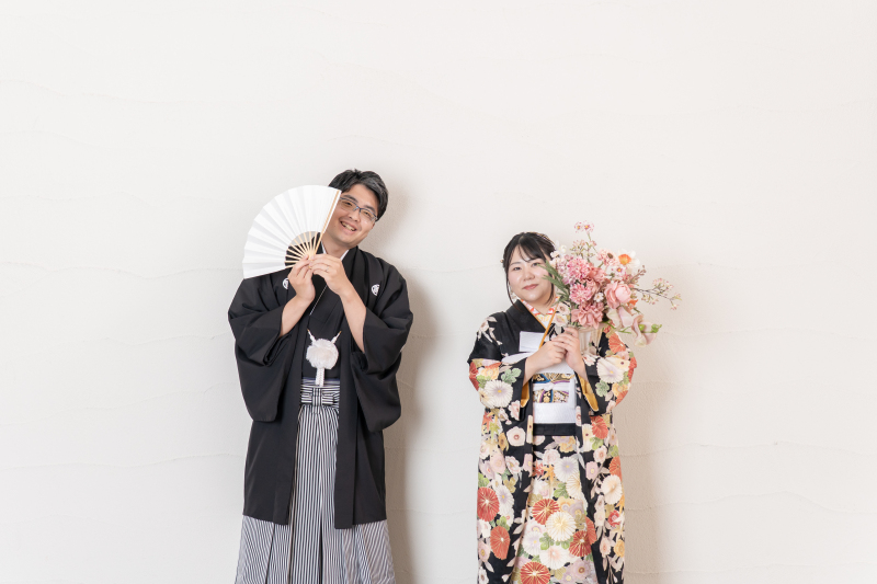 扇子とブーケからひょっこり!愛らしい表情♡