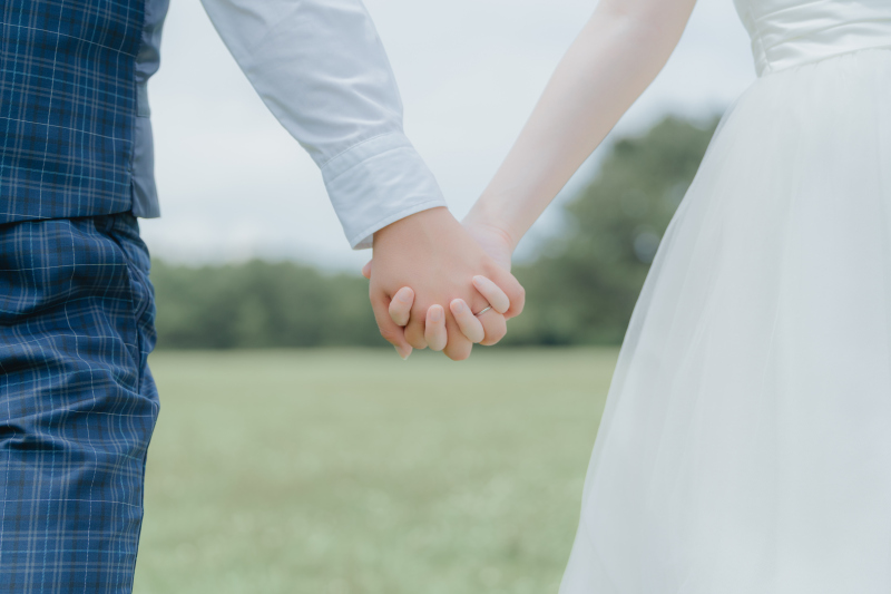 しっかり手を繋いで