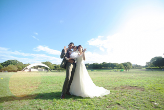 青空の下でファミリーフォトウェディング　～洋装1着ロケ撮影プラン～