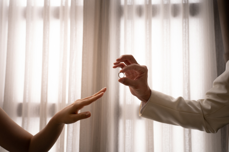 窓辺の光越しに