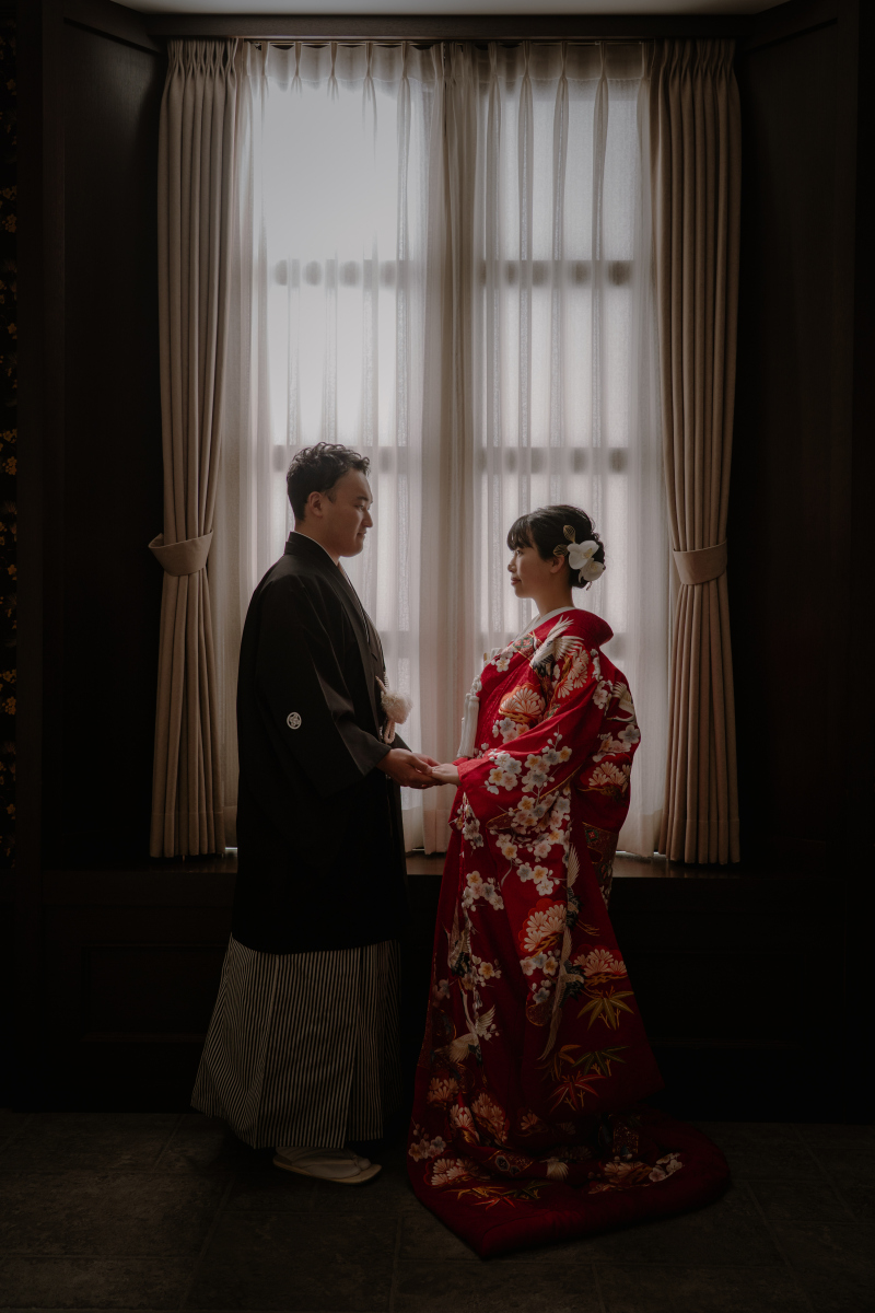 手を取り合って