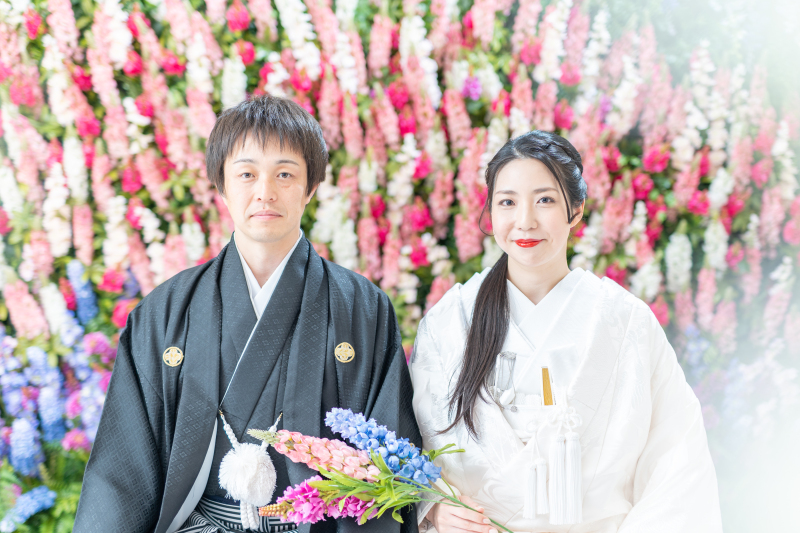 フラワーウォールの前で