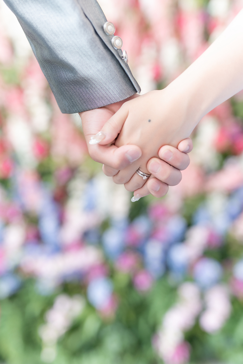 仲良く手を繋いで