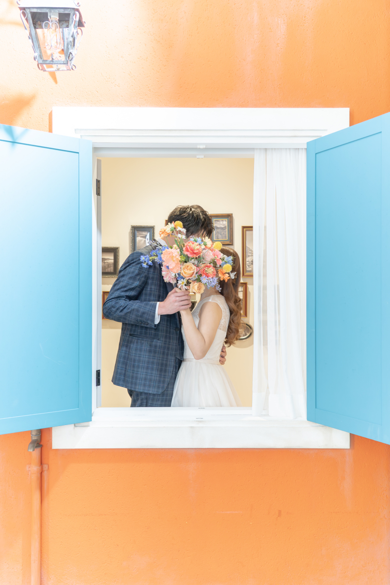 お顔隠しポーズ