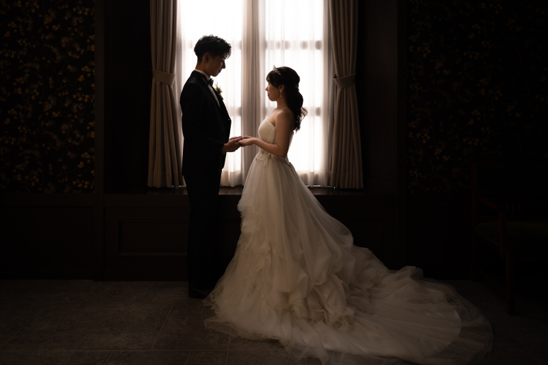 手を取り合って