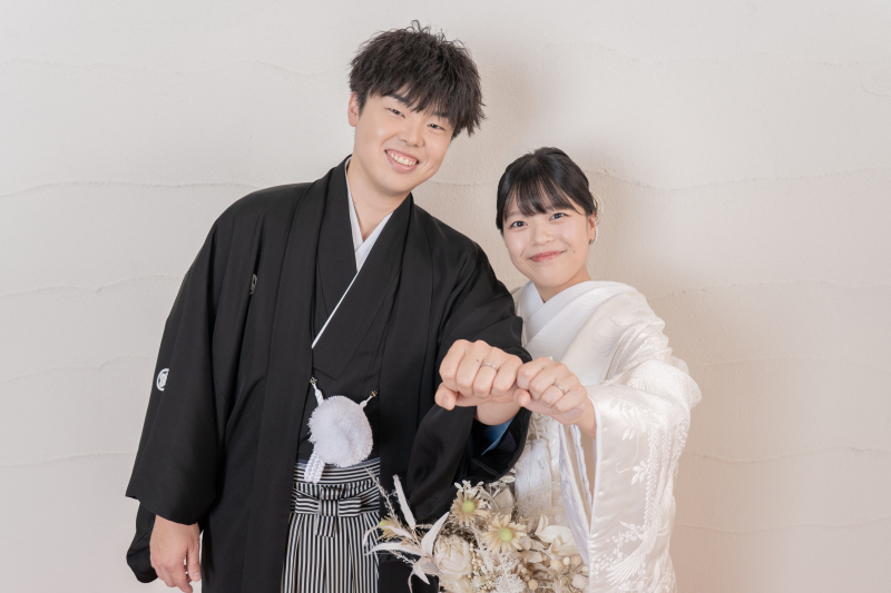 ぎゅっと重ねた手元に輝く幸せ♥