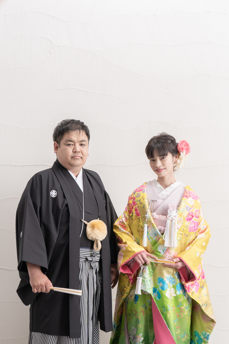 シンプルな背景に和装が映えます
