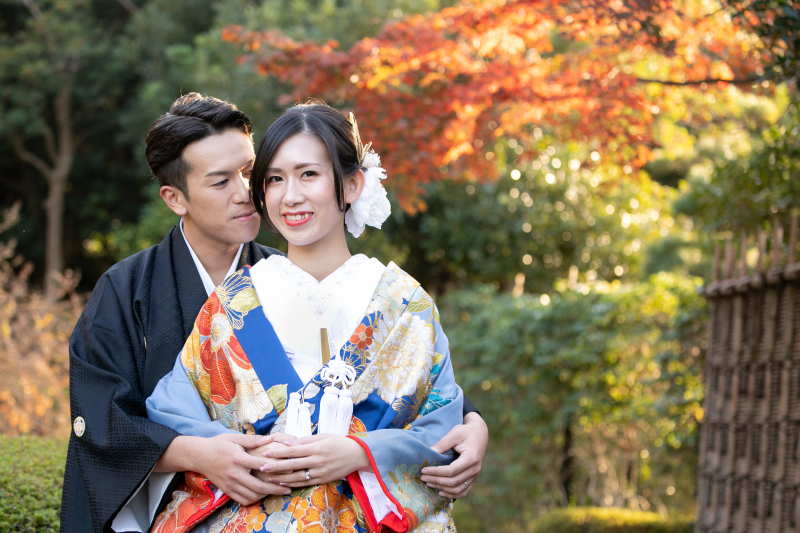 輝く紅葉をバックに