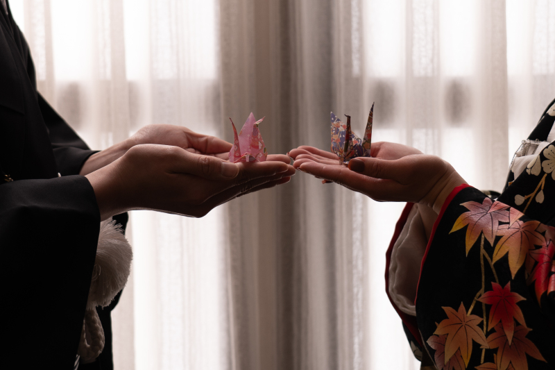 お手作りの折り鶴を