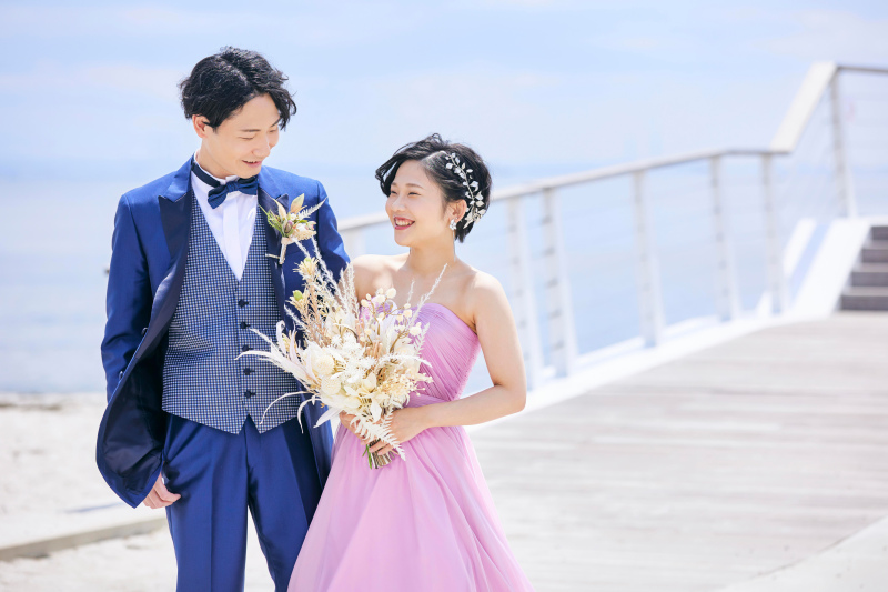 ラベンダーカラーのドレスは海にも映えます