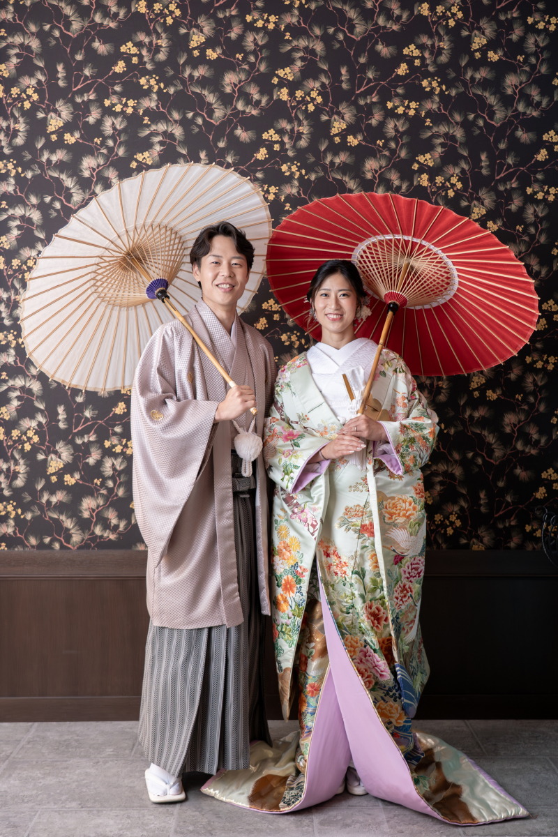 番傘を持ちながら