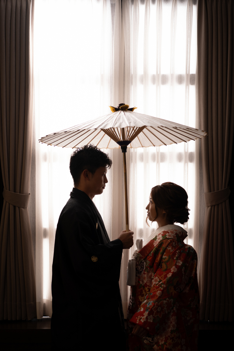 窓辺でのシルエット風ショット