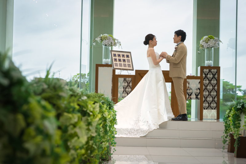 開放感あふれるガラス張りのチャペル