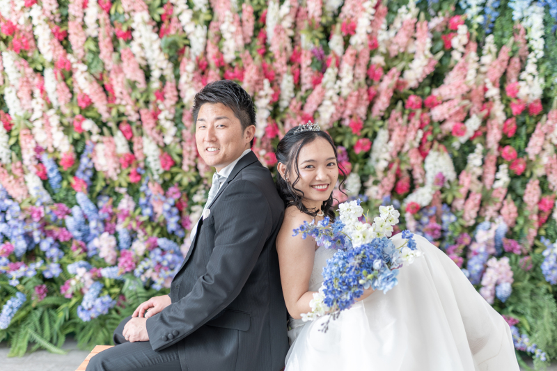 花々の前で寄り添うふたり♥