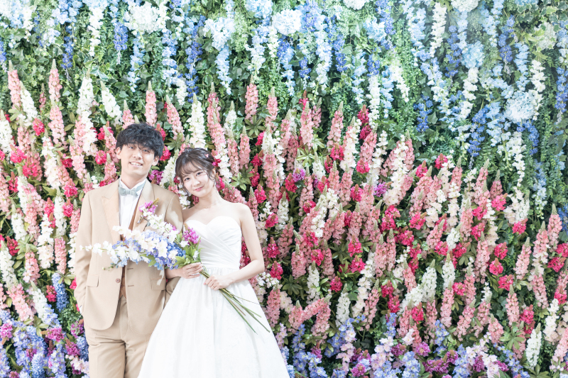  満開のルピナスとおふたりの笑顔