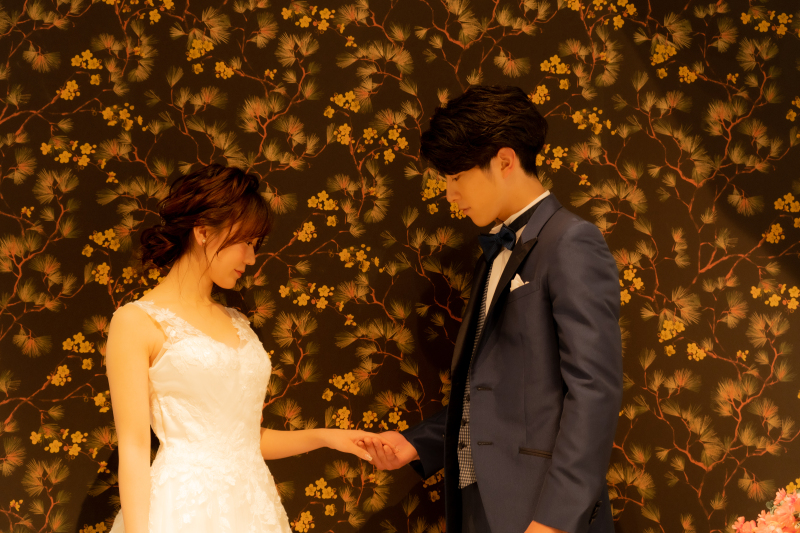 黒と花が特徴的な壁面