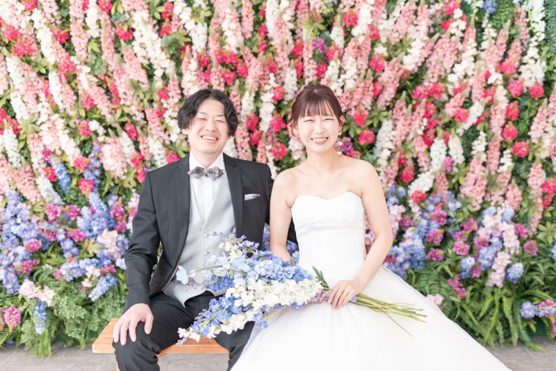 花々に負けない、幸せいっぱいの笑顔！