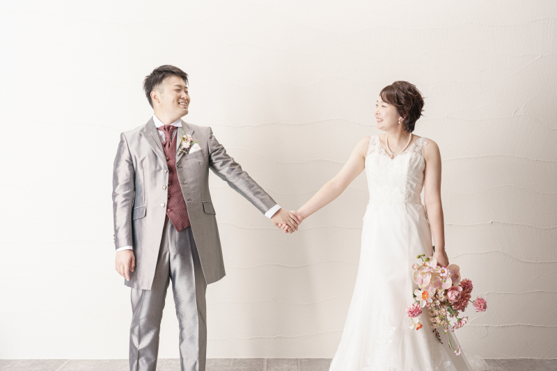 手を取り合って