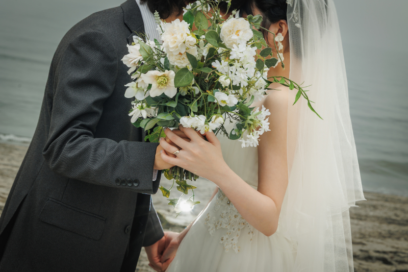 ブーケの陰で咲くふたりのヒミツ♥