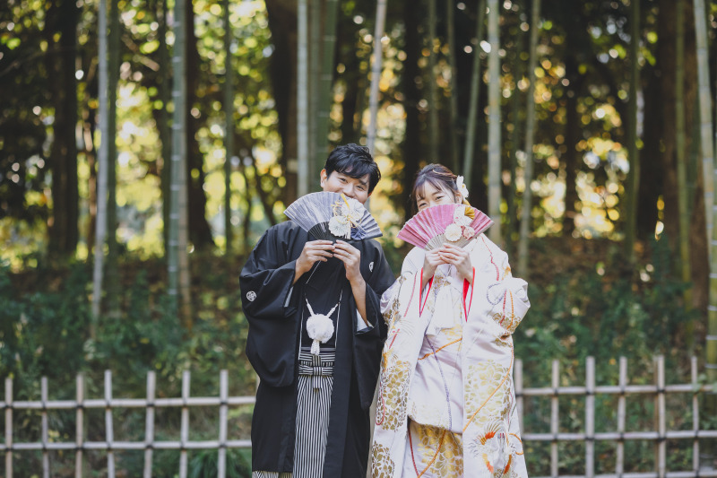 夫婦扇子を使って