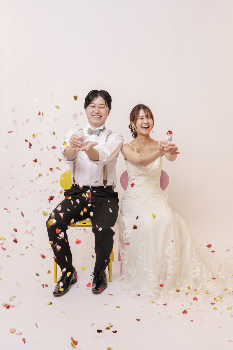 カラフルな紙吹雪で祝福