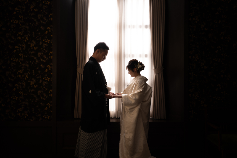 窓辺でシルエット風に