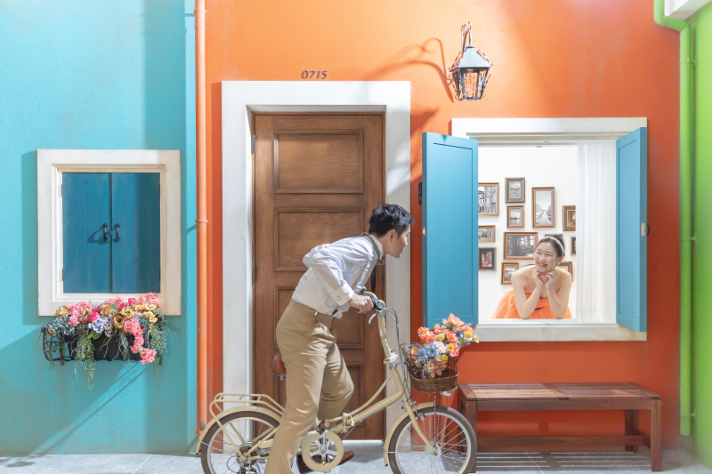 ジャケットオフしカジュアルな雰囲気に