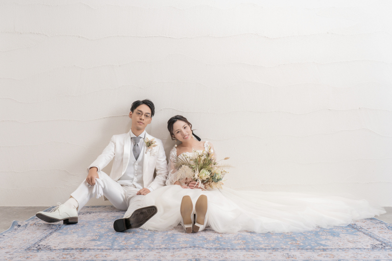 肩を並べて寄り添って