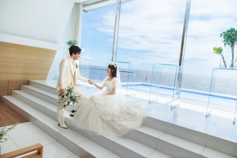 手を取り合いながら