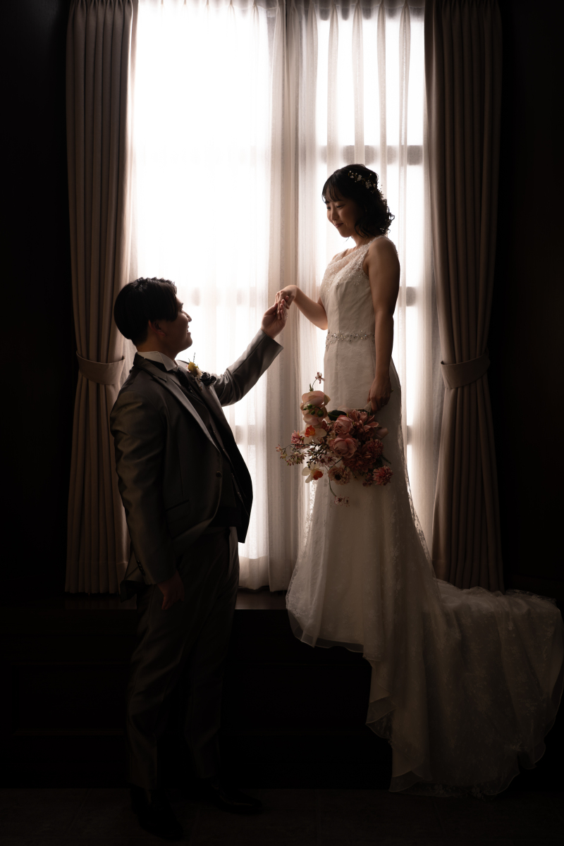 手を取り合って