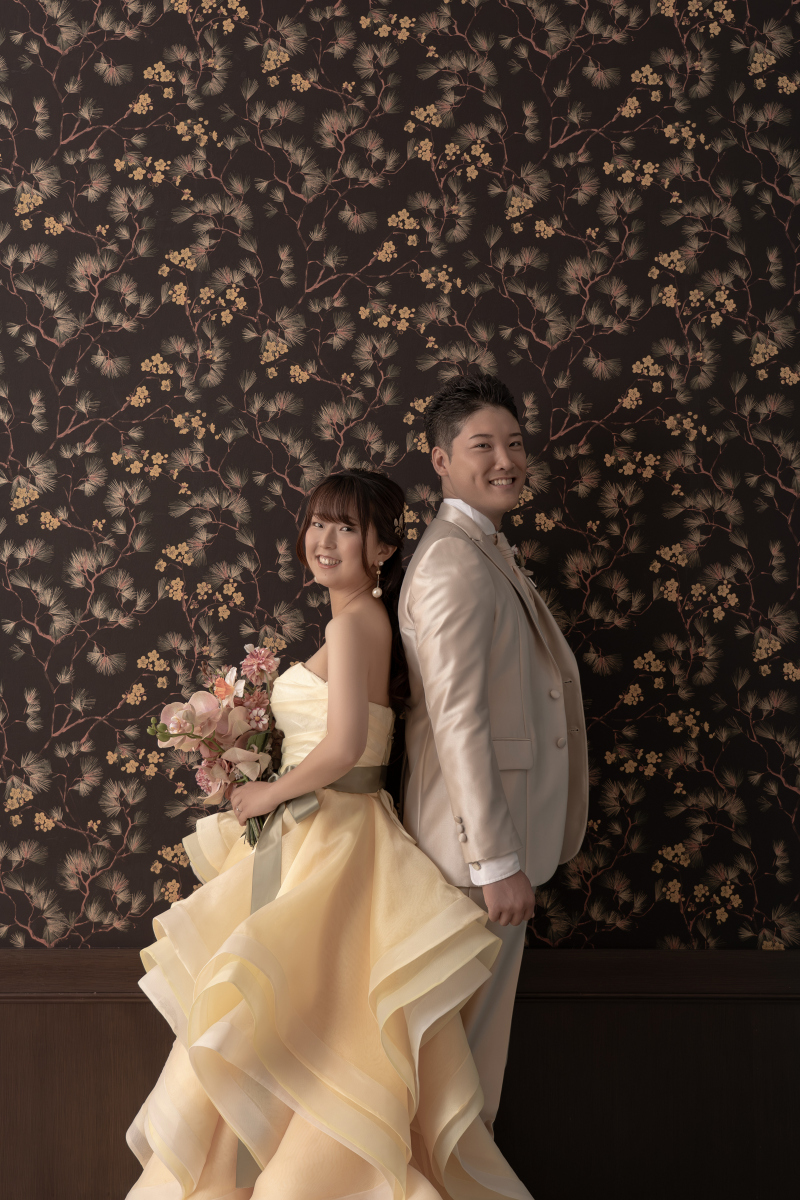 花柄のシーンでは背中合わせで