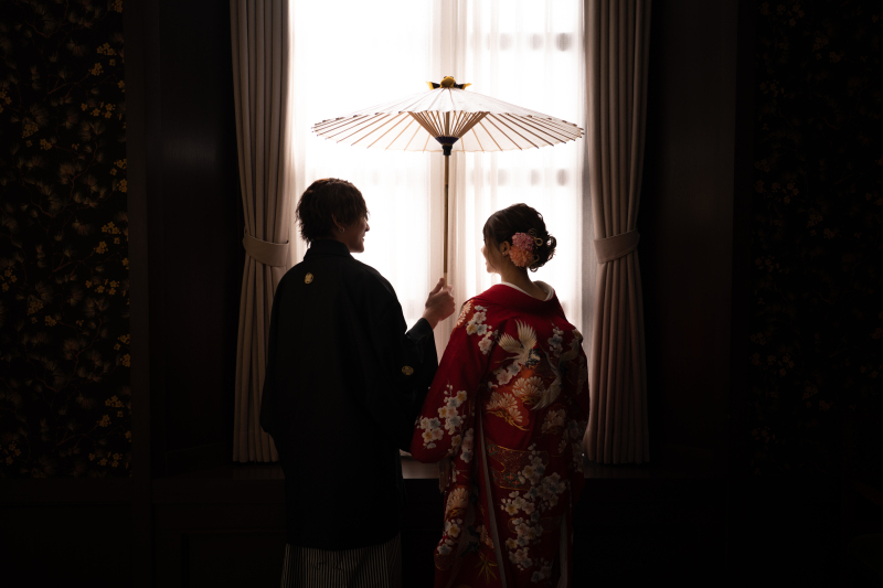  和モダンな背景でのショット