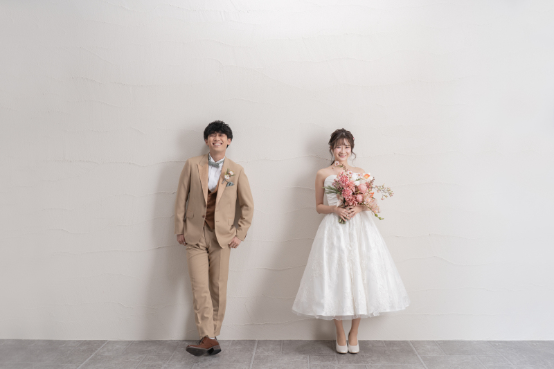 タキシードとドレス姿がとってもお似合いのおふたり