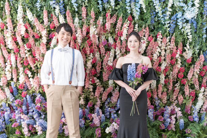 フラワーウォールの前で