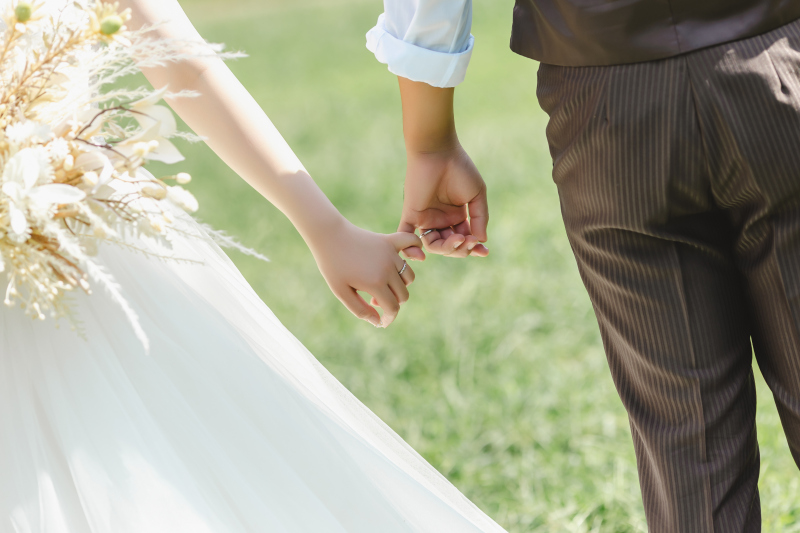 小指で繋ぐように