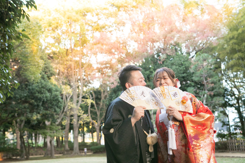 夫婦扇子を使って