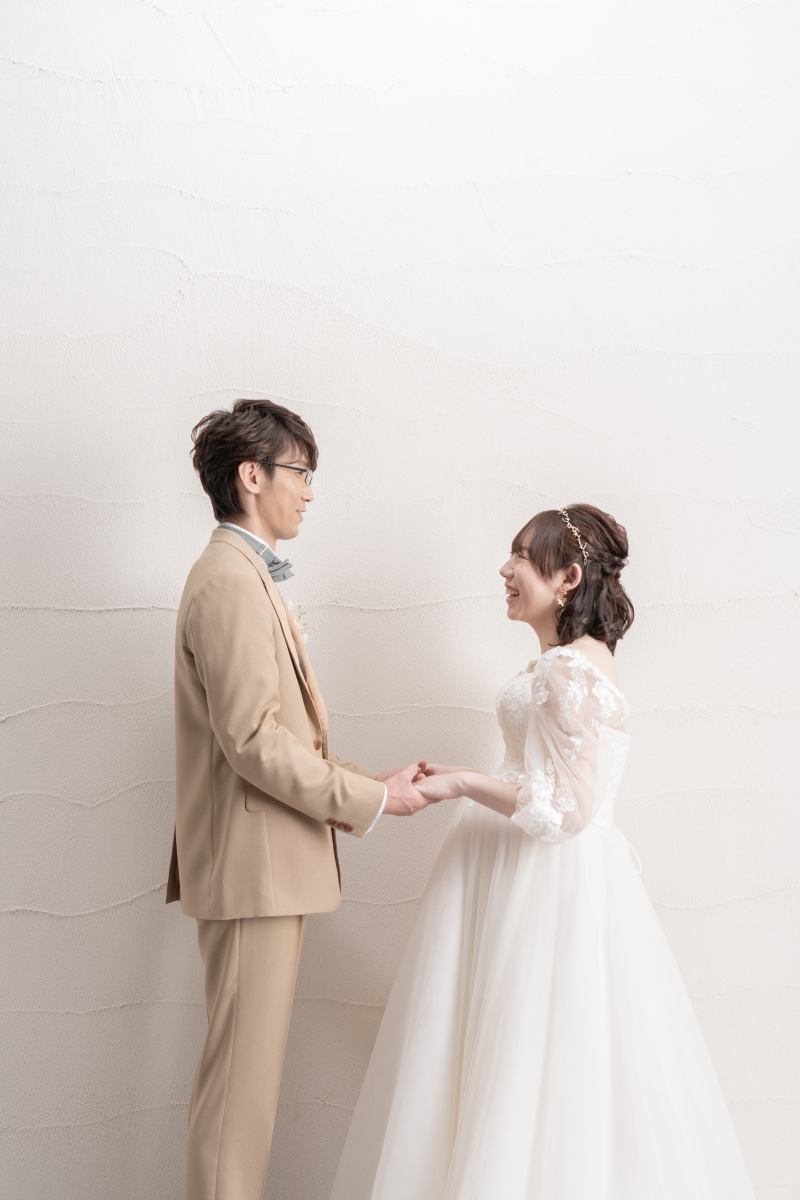 手を取り向かい合い