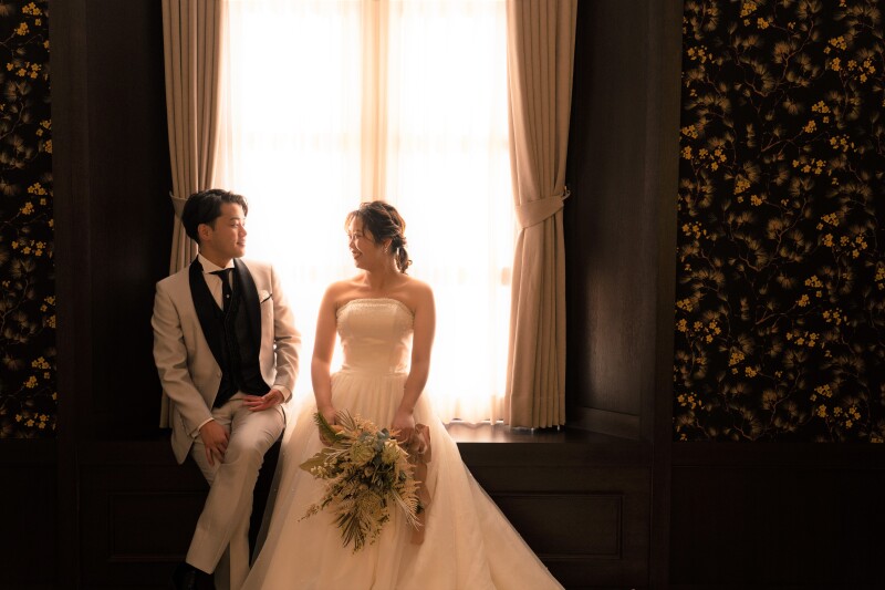 モダンレトロな背景で落ち着いた1枚