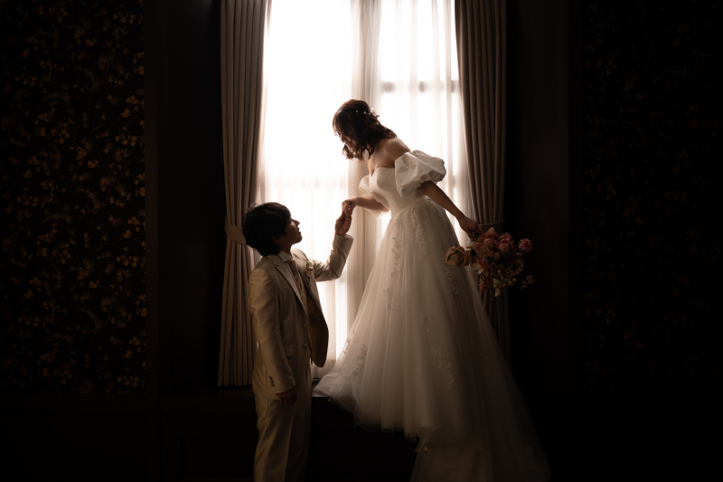 手を取り合いながら